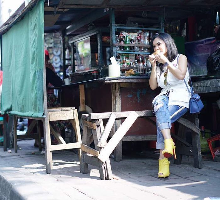 Bikin Salah Fokus! 5 Gaya Necis Selebriti saat Makan di Warung Kaki Lima