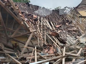 Gedung Perpustakaan SD di Sukabumi Ambruk