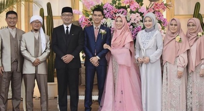 Putri kelima KH Abdullah Gymnastiar, yang bernama Ghefira Nur Fatimah melepaskan masa lajangnya bersama dengan Abdul Masjid Al Zindani. Keduanya menikah pada 24 Juni 2019, di Masjid Daarut Tauhid, Bandung, Jawa Barat. Al Zindani diketahui adalah anak dari KH. Abu Syauqi. Dalam acara pernikahannya itu, Ghefira memakai gaun pink pastel dengan aksesori mahkota di atas kepalanya. Foto: Instagram @ridwankamil