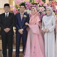 Putri kelima KH Abdullah Gymnastiar, yang bernama Ghefira Nur Fatimah melepaskan masa lajangnya bersama dengan Abdul Masjid Al Zindani. Keduanya menikah pada 24 Juni 2019, di Masjid Daarut Tauhid, Bandung, Jawa Barat. Al Zindani diketahui adalah anak dari KH. Abu Syauqi. Dalam acara pernikahannya itu, Ghefira memakai gaun pink pastel dengan aksesori mahkota di atas kepalanya. Foto: Instagram @ridwankamil