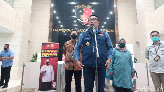 Gubernur Jawa Barat Ridwan Kamil usai menjalani pemeriksaan di Bareskrim terkait kerumunan acara Habib Rizieq (Kadek Melda/detikcom)