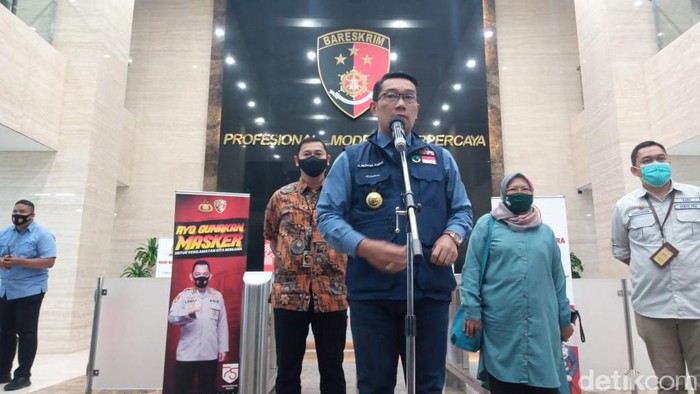 Gubernur Jawa Barat Ridwan Kamil usai menjalani pemeriksaan di Bareskrim terkait kerumunan acara Habib Rizieq (Kadek Melda/detikcom)