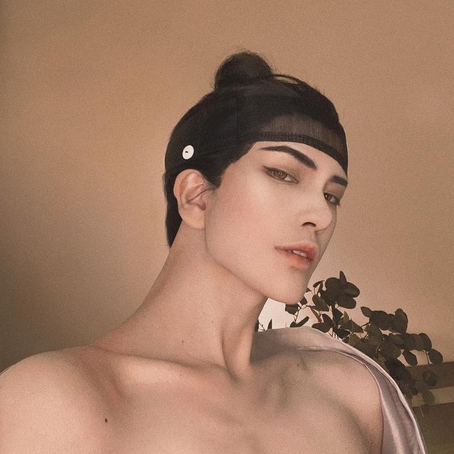 Orang-orang yang baru melihat atau mengenalnya mungkin tidak akan pernah menyangka jika cosplayer yang satu ini aslinya adalah seorang wanita. Kemampuannya bercosplay benar-benar bisa membuat orang-orang terkecoh. Foto: Instagram/@_hakkencoser_