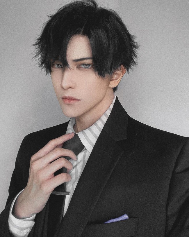 Cosplayer asal Malaysia yang bernama Hakken Ryou ini membuat banyak orang merasa bingung. Karena sering melakukan cosplay sebagai karakter pria tampan, tak sedikit yang mengiranya memang pria asli. Namun ternyata hal itu salah. Foto: Instagram/@_hakkencoser_