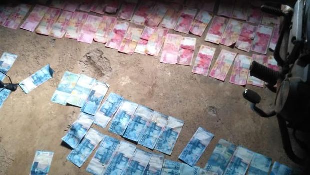 Heboh uang Rp 23 juta berceceran di saluran irigasi, Batang, Jawa Tengah, Jumat (20/11/2020).