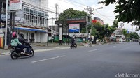 Dari pantauan detikcom dilokasi, jalan tersebut merupakan jalan utama menuju objek wisata Baturraden. Lokasi kecelakaan juga tepat berada di depan kampus Unsoed, berjarak sekitar 50 meter.