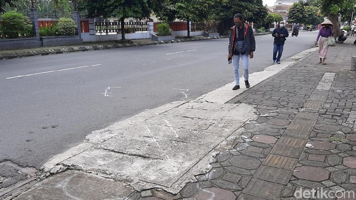 Ini Lokasi CBR1000RR SP Diseruduk Pengemudi Ayla yang Viral di Medsos Foto motor sport Honda CBR1000RR SP ditabrak pengendara mobil Daihatsu Ayla viral di media sosial. Kecelakaan itu terjadi di jalan HR Bunyamin, Kab. Banyumas.