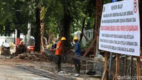 Proyek pengerjaan penataan PKL Higienis di trotoar Jalan Raden Patah sepanjang 372 meter itu ditargetkan selesai pada 30 Mei 2021.