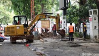 Sejumlah pekerja melakukan pengerjaan proyek penataan pedagang kaki lima (PKL) Higienis di Jalan Raden Patah, Jakarta Selata, Jumat (20/11/2020).