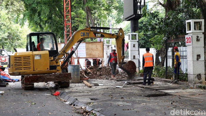 Intip Proyek Penataan PKL Higienis di Jalan Raden Patah Proyek pengerjaan penataan PKL Higienis di trotoar Jalan Raden Patah terus dilakukan. Begini progresnya.