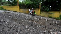 Di tengah naiknya status Gunung Merapi menjadi siaga, jalur evakuasi tersebut menjadi sorotan. Pasalnya kondisi jalan tersebut tampak rusak.