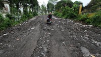 Terlihat jalan rusak yang juga menjadi jalan besar untuk evakuasi dari lereng Merapi tersebut masih ada yang belum mendapatkan perbaikan.
