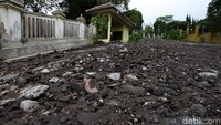 Penampakan jalan rusak yang juga menjadi jalur evakuasi dari lereng Gunung Merapi di kawasan Klaten.