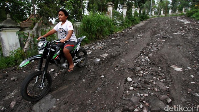 Jalur Evakuasi Gunung Merapi di Klaten Menanti untuk Diperbaiki Jalur evakuasi dari lereng Gunung Merapi di Dukuh Deles, Klaten, rusak. Di tengah naiknya status Gunung Merapi jadi siaga, jalan rusak itu menanti diperbaiki.