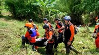 Jasad korban ditemukan di antara sampah-sampah yang hanyut terbawa banjir. Jasad korban juga ditemukan masih menggunakan helm.