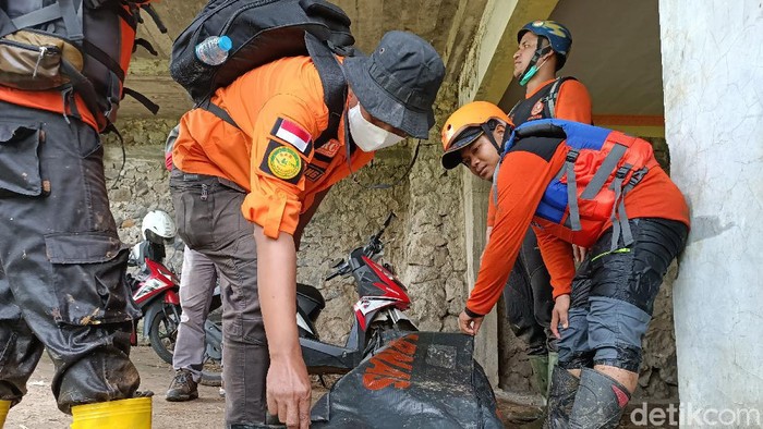 Jasad Pemotor yang Hanyut Terseret Banjir Kendal Ditemukan Salah satu dari dua pemotor yang hanyut akibat terseret arus banjir di Kabupaten Kendal, Jawa Tengah, berhasil ditemukan. Korban ditemukan dalam keadaan meninggal.