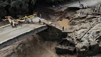 Sungai Higuito tampak masih mengalir deras di bawah jembatan.