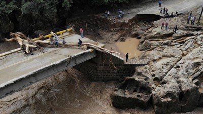 Jembatan Hancur Terdampak Badai Iota di Honduras