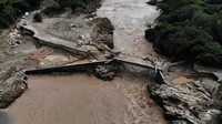 Jembatan tersebut hancur akibat banjir bandang dari badai Iota yang menerjang sejumlah daerah di Amerika Tengah.
