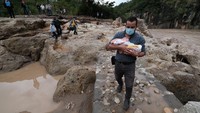 Kini jembatan tersebut dijaga oleh sejumlah petugas keamanan.