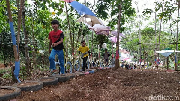 Desa Wisata Sinarmulya Bojongsari itu baru dibuka pada pertengahan Agustus 2020. Luasnya, sekitar 1 hektare di lahan lereng. Meski saat ini masih dalam tahap penataan, tempat wisata itu sudah memiliki banyak pilihan. Desa Wisata Sinarmulya Bojongsari itu baru dibuka pada pertengahan Agustus 2020. Luasnya, sekitar 1 hektare di lahan lereng. Meski saat ini masih dalam tahap penataan, tempat wisata itu sudah memiliki banyak pilihan.