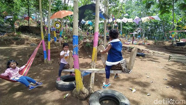 Desa wisata ini awalnya dibangun bukan untuk komersial. Awalnya, warga hanya berniat membersihkan kebun yang sudah penuh dengan semak-semak. Desa wisata ini awalnya dibangun bukan untuk komersial. Awalnya, warga hanya berniat membersihkan kebun yang sudah penuh dengan semak-semak.