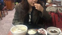Kang Sora juga telah mengunjungi berbagai tempat untuk memenuhi hasrat kulinerannya. Kalau yang satu ini, ia tampak asyik menikmati makanan Korea di sebuah restoran. Foto: Instagram @reveramess_
