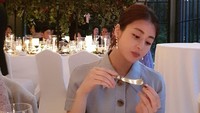 Gaya kulinerannya kali ini terlihat mewah. Berbalut dress berwarna biru, sambil duduk manis menikmati aneka kue di meja makan. Foto: Instagram @reveramess_