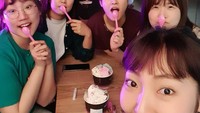 Ini adalah bukti kedekatan Kang Sora dengan teman-temannya. Mereka kompak memesan es krim dalam cup. Bahkan mereka menyempatkan untuk wefie bersama. Foto: Instagram @reveramess_