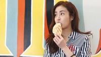 Gaya Kang Sora saat kulineran kerap kali mencuri perhatian netizen. Seperti gayanya saat makan makanan ini satunya. Diambil secara candid, Kang Sora terlihat imut. Foto: Instagram @reveramess_