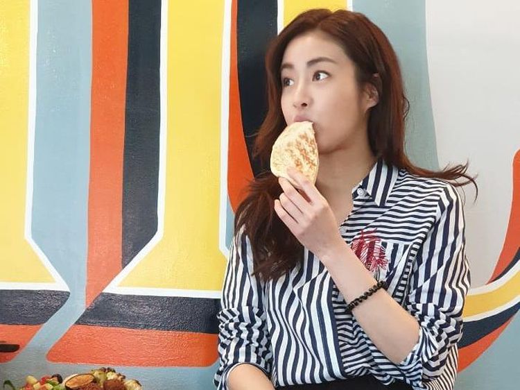 Pose Kang Sora saat Jajan Es Krim dan Kue Ini sangat Menggemaskan