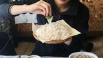 Pose Kang Sora saat Jajan Es Krim dan Kue Ini sangat Menggemaskan
