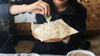 Porsi makan Kang Sora ini bikin netizen melongo. Bagaimana tidak, ia memegang sepiring nasi putih dalam porsi yang banyak. Foto: Instagram @reveramess_