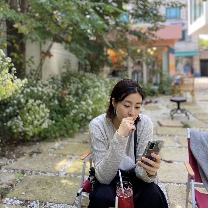 Kang Sora Pose Kang Sora saat Jajan Es Krim dan Kue Ini sangat Menggemaskan