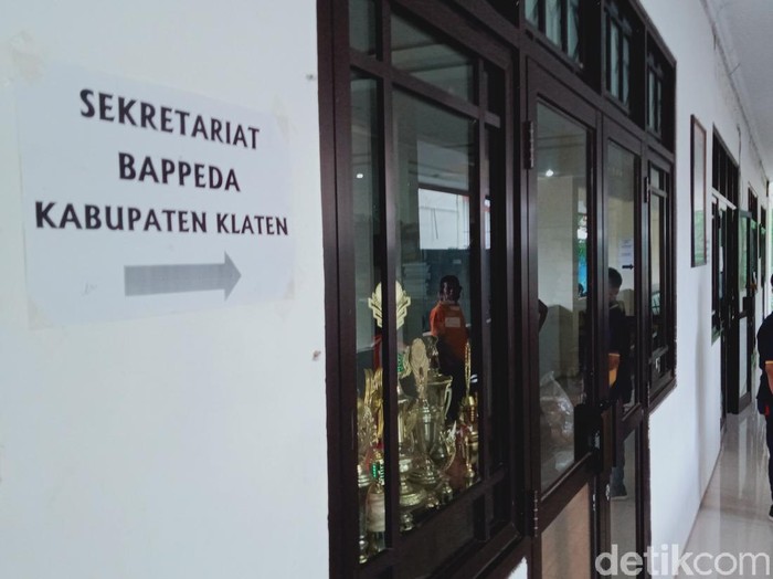 Kantor Bappeda Kabupaten Klaten sepi dari kegiatan gegara pejabatnya meninggal karena Corona, Jumat (20/11/2020).