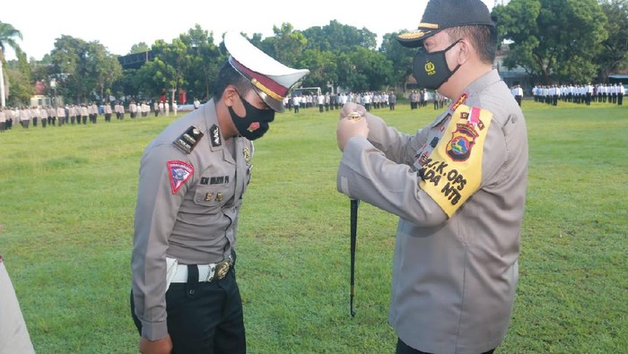 Kapolda NTB Irjen Pol Moh Iqbal memberikan penghargaan kepada 9 orang polisi favorit periode Agustus dan September 2020 pada 5 November lalu.