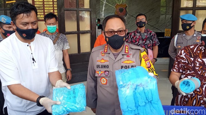 Kapolrestabes bandung bongkar produksi daur ulang sarung tangan medis