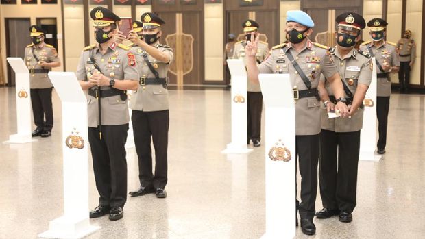 Kapolri Jenderal Idham Azis melantik Irjen Mohammad Fadil Imran dan Irjen Ahmad Dofiri sebagai Kapolda Metro Jaya dan Kapolda Jawa Barat (Dok. Mabes Polri).