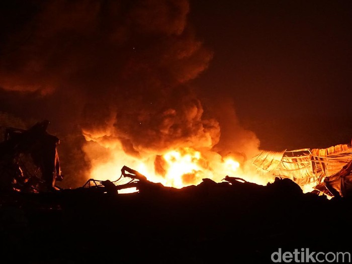 Pabrik perabotan rumah tangga di Mojokerto kembali terbakar. Kali ini api membakar gudang penyimpanan bijih plastik yang menjadi bahan baku untuk produksi.