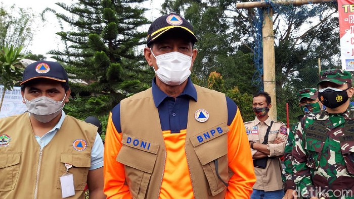 Kepala BNPB Doni Monardo saat mengunjungi pengungsi Gunung Merapi di Boyolali, Jumat (20/11/2020).