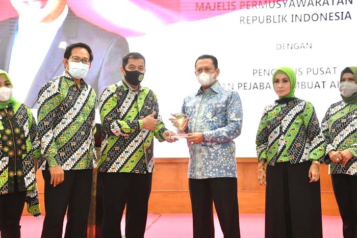 Ketua MPR RI Bambang Soesatyo menegaskan selain sandang dan pangan, kebutuhan papan menjadi kebutuhan pokok rakyat yang telah dijamin dalam konstitusi.