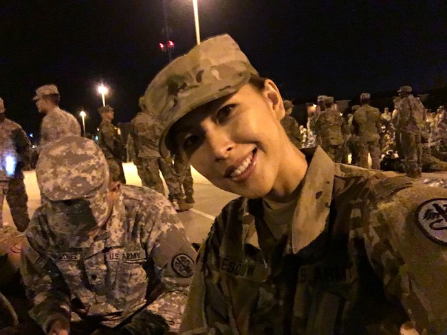 Setelah lulus menjalani latihan sebagai tentara Amerika Serikat dan meraih gelar Bachelor of Science in Nursing, Kristy tinggal di Houston, Texas, bersama suaminya. Statusku sekarang di Army is Individual Ready Reseve (IRR), dimana aku lepas tugas, tapi dalam empat tahun ini, sampai Oktober 2022, aku bisa dipanggil jadi aktif duty kalau mereka perlu soldiers, tambah Kristania Virginia Besouw. Foto: Dok. pribadi Kristania Virginia Besouw