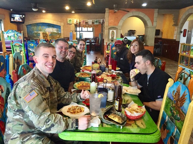 Kristania Virginia Besouw tertarik menjadi tentara agar bisa membuktikan pada dirinya sendiri bahwa wanita yang dianggap cantik dan pintar, bisa juga menjadi kuat dan teguh. Bahkan saat menjadi tentara Amerika Serikat, Kristy yang juga berprestasi. Foto: Dok. pribadi Kristania Virginia Besouw