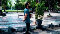 Aldo biasa mengendarai kendaraan listrik satu roda tersebut untuk berangkat kerja.