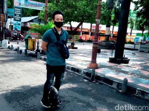 Keren, Kurangi Polusi Warga Klaten Ini Kendarai Motor Listrik Satu Roda