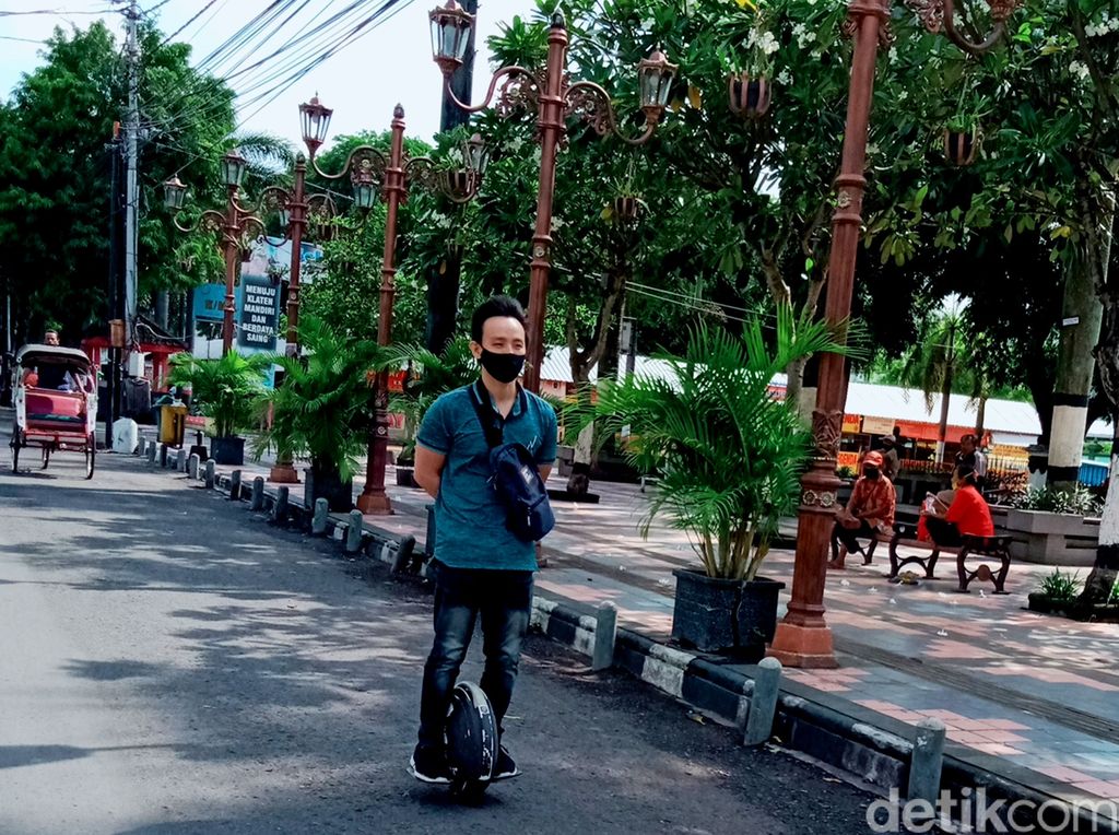 Aldo Jonathan (32) mengendarai kendaraan listrik satu roda untuk berangkat kerja. Kendaraan listrik tersebut jadi salah satu solusi untuk kurangi polusi udara.