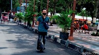 Aldo Jonathan (32) mengendarai kendaraan listrik satu roda di kawasan Klaten, Jawa Tengah, Jumat (20/11/2020).
