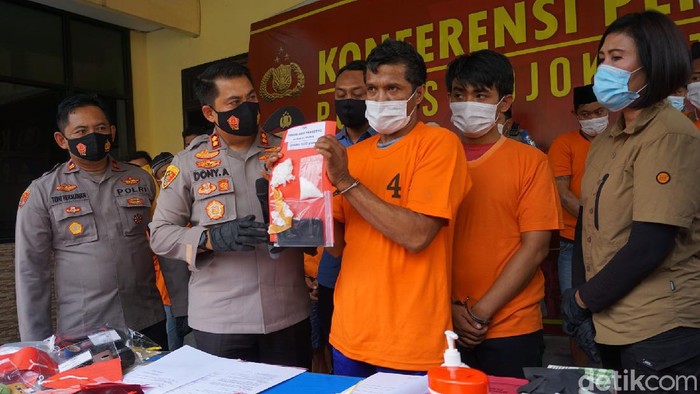Himpitan ekonomi menjadi dalih seorang residivis kasus pencurian kembali berulah. Kali ini ia nekat menjadi kurir sabu dengan upah Rp 25 ribu per gram.
