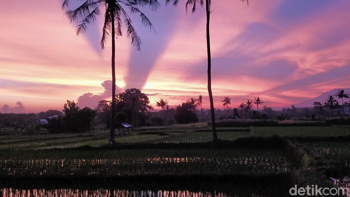 Potret mengesankan tampak di langit Banyuwangi dalam dua hari terakhir. Langit Banyuwangi seperti terbelah saat matahari terbenam atau sunset.
