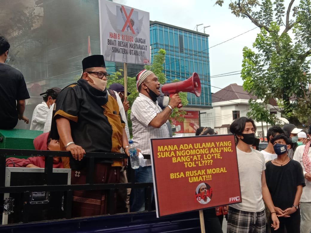 Massa demo tolak kedatangan Habib Rizieq di Medan